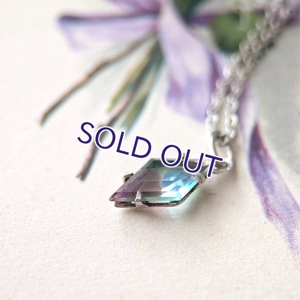 画像6: アイリスガラスの小さなダイヤ型ペンダント (6)