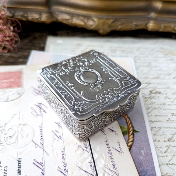 画像3: ロカイユと花々のスクエアケース (3)