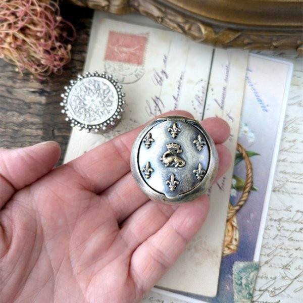 画像8: フルールドリスとサラマンダー紋章のパウダーケース（おまけ付） (8)