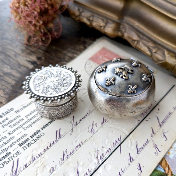 画像2: フルールドリスとサラマンダー紋章のパウダーケース（おまけ付） (2)