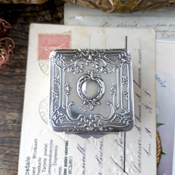 画像2: ロカイユと花々のスクエアケース (2)