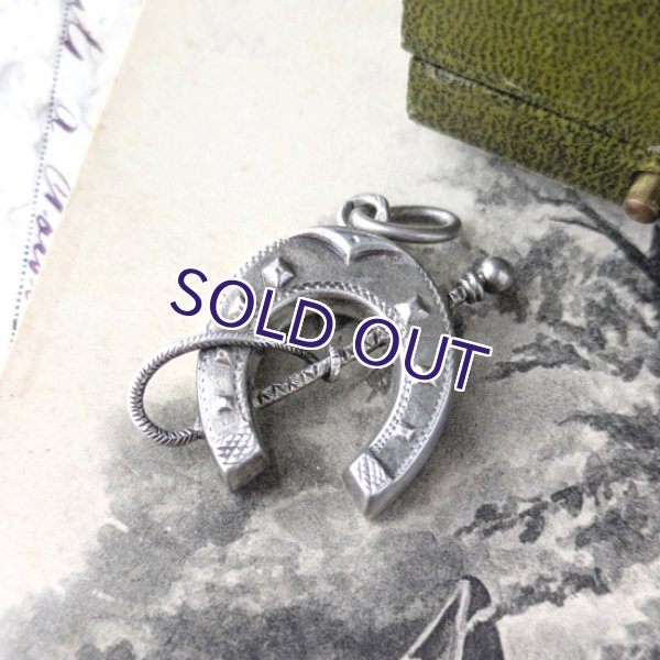 画像1: ホースシューと鞭のシルバーペンダント (1)