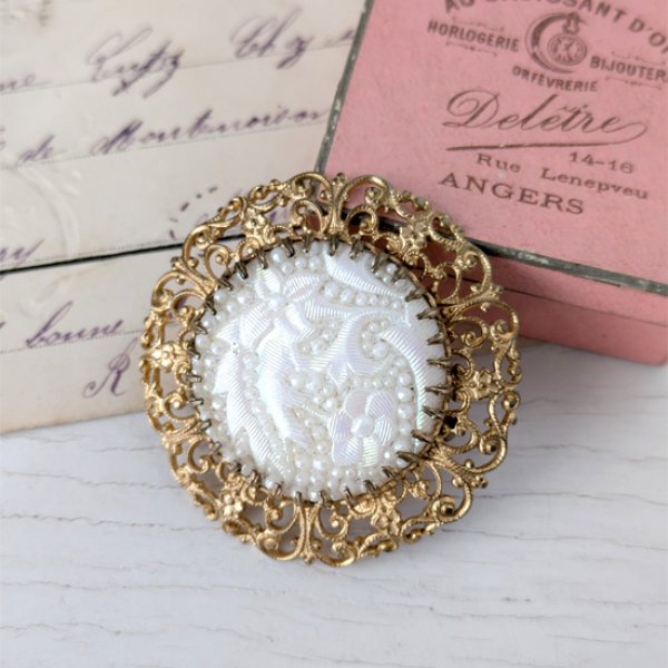 画像1: セルロイドの透かし細工ブローチ (1)