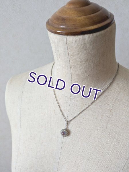 画像12: 濃色サフィレットの小さなデイジーペンダント (12)