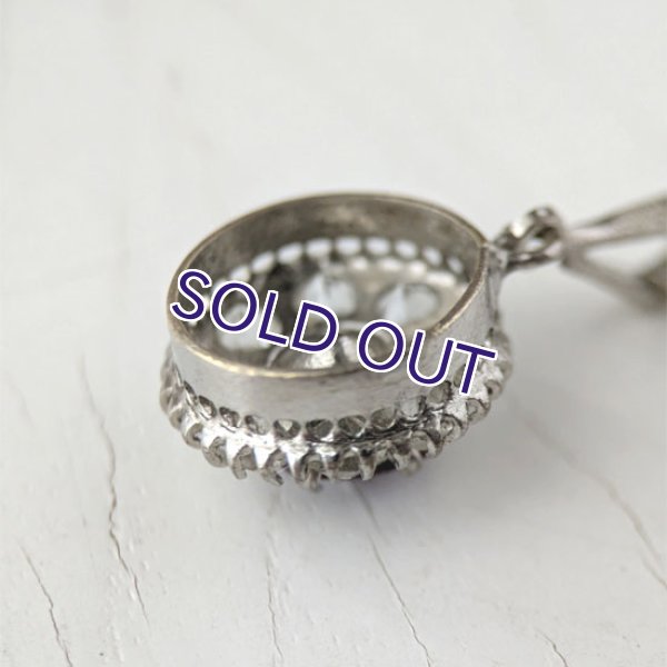 画像7: 濃色サフィレットの小さなデイジーペンダント (7)