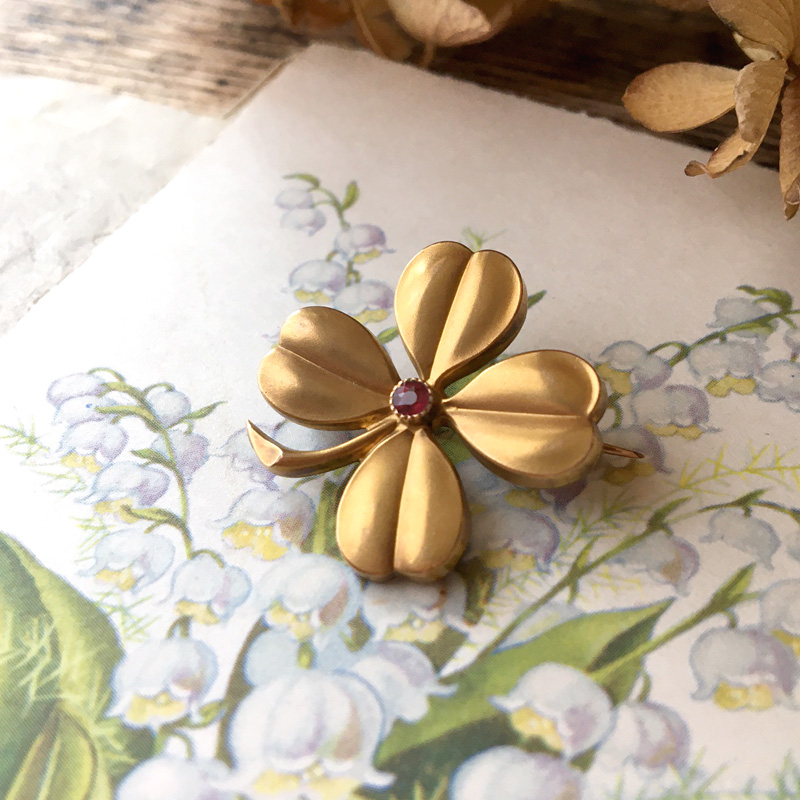 公式商品英国アンティーク ヴィクトリアン 小さな四つ葉のクローバー ブローチ とても美しいドラゴンズブレス 純銀フレーム シルバー